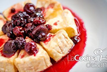 Queso frito camembert con salsa de frutos del bosque en comidas faciles