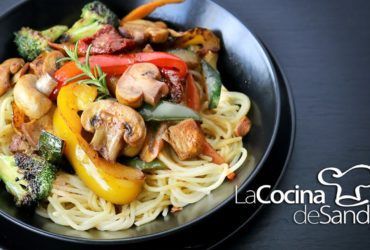 Spaghetti Pasta con Verduras y Pollo en Salsa de Soja